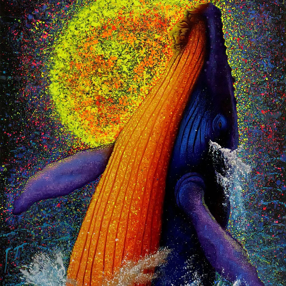 Pintura colorida de una ballena yubarta emergiendo del océano contra un gran sol amarillo brillante, parte de la exposición artística temporal en la Catedral de Sal de Zipaquirá